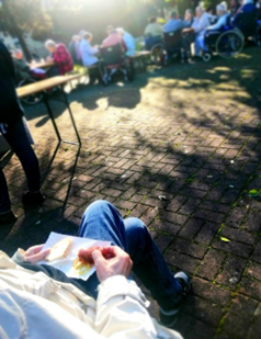 Zdjęcia_nr_19_przedstawiają_mieszkańców_podczas_grillowania.png