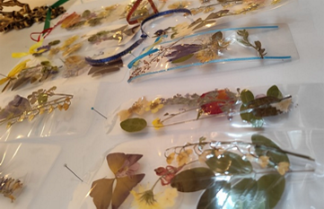 Zdjęcia_nr_28_przedstawiają_przygotowania_i_efekty_pracy_nad_zakładkami_z_wykorzystaniem_suszonych_roślin.png