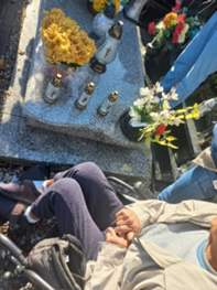 Zdjęcie_nr_15_przedstawia_mieszkańców_zapalających_znicze.png