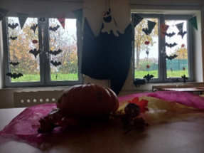 Zdjęcie_nr_16_przedstawia_przystrojoną_sale_na_Halloween.png