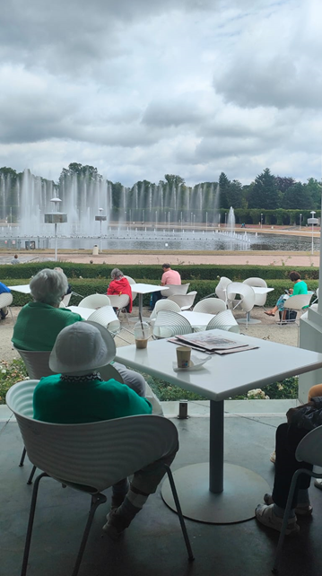 Zdjęcie_nr_1_przedstawia_klientów_DDP_siedzących_przy_stolikach_i_oglądających_pokaz_fontanny_multimedialnej.png
