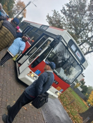 Zdjęcie_nr_20_przedstawia_Mieszkańców_wsiadających_do_autobusu.png