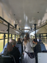 Zdjęcie_nr_22_przedstawia_Mieszkańców_podczas_wycieczki_zabytkowym_autobusem.png