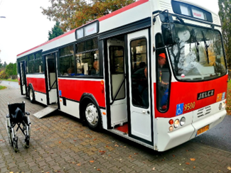 Zdjęcie_nr_3_przedstawia_zabytkowy_autobus.png