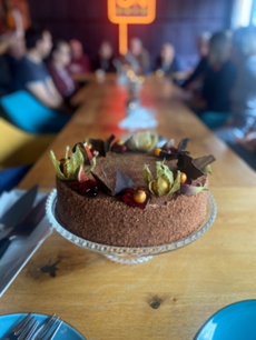 Zdjęcie_nr_8_przedstawia_tort_czekoladowy_dla_Mieszkańców.png