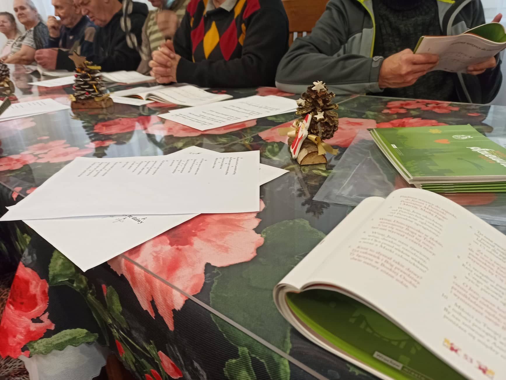 Na zdjęciu: pierniczki bożonarodzeniowe udekorowane czekolada i lukrem.