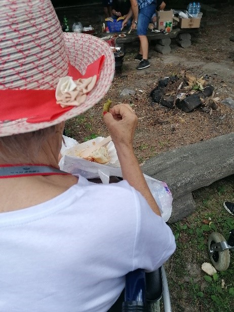 Mieszkanka degustuje ciasto wykonane dnia poprzedniego w ramach zajęć z kulionterapii