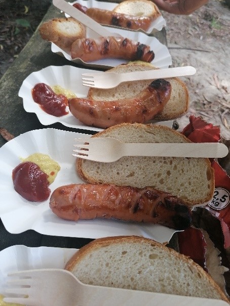 Grillowane kiełbaski z musztarda i ketchupem