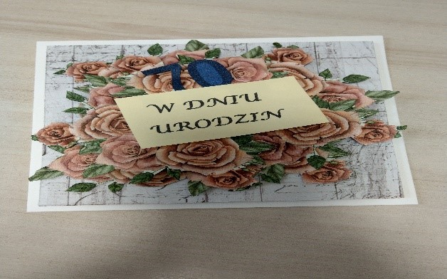 Na zdjęciu widać kartkę urodzinową na stole.
