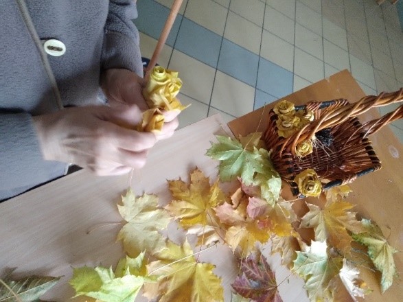 Na zdjęciach widać jesienne liści z których powstają róże.