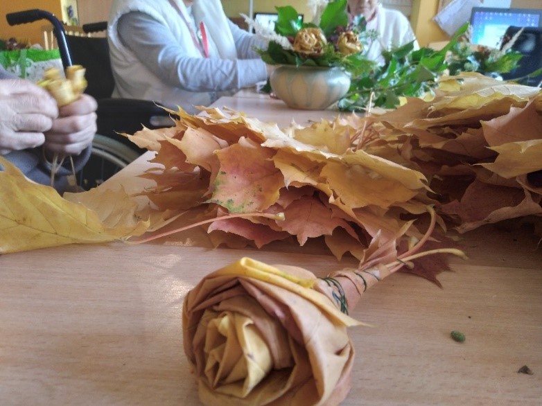 Na zdjęciach widać jesienne liści z których powstają róże.