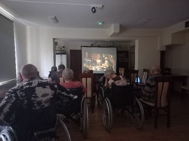 Zdjęcie nr.15 Na zdjęciu widać mieszkańców oglądających film w świetlicy.