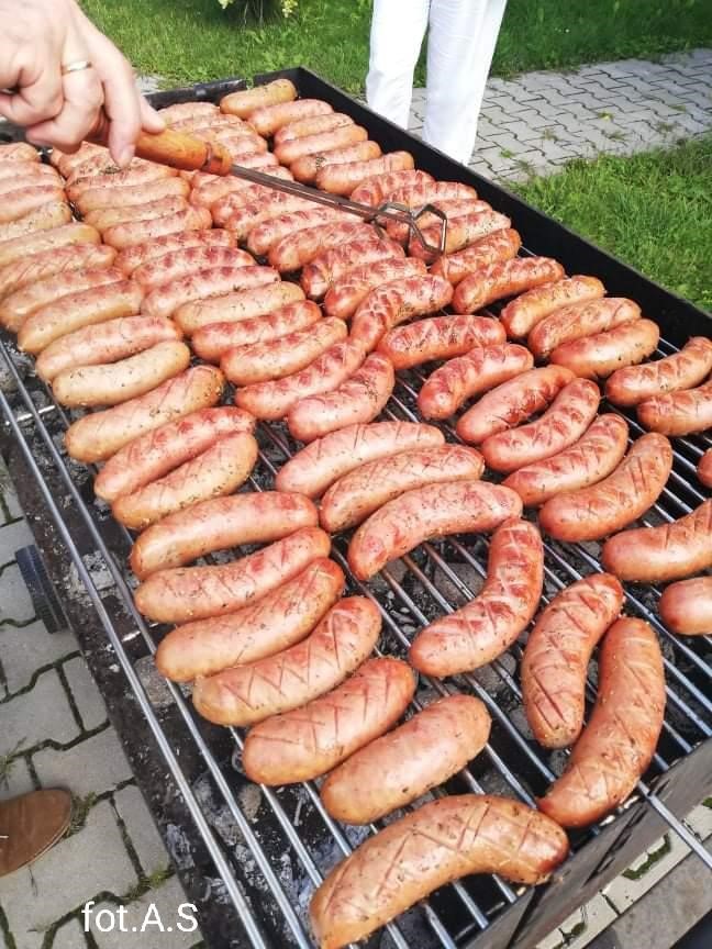 Na zdjęciu ruszt grilla z pieczonymi kiełbaskami około 80 sztuk