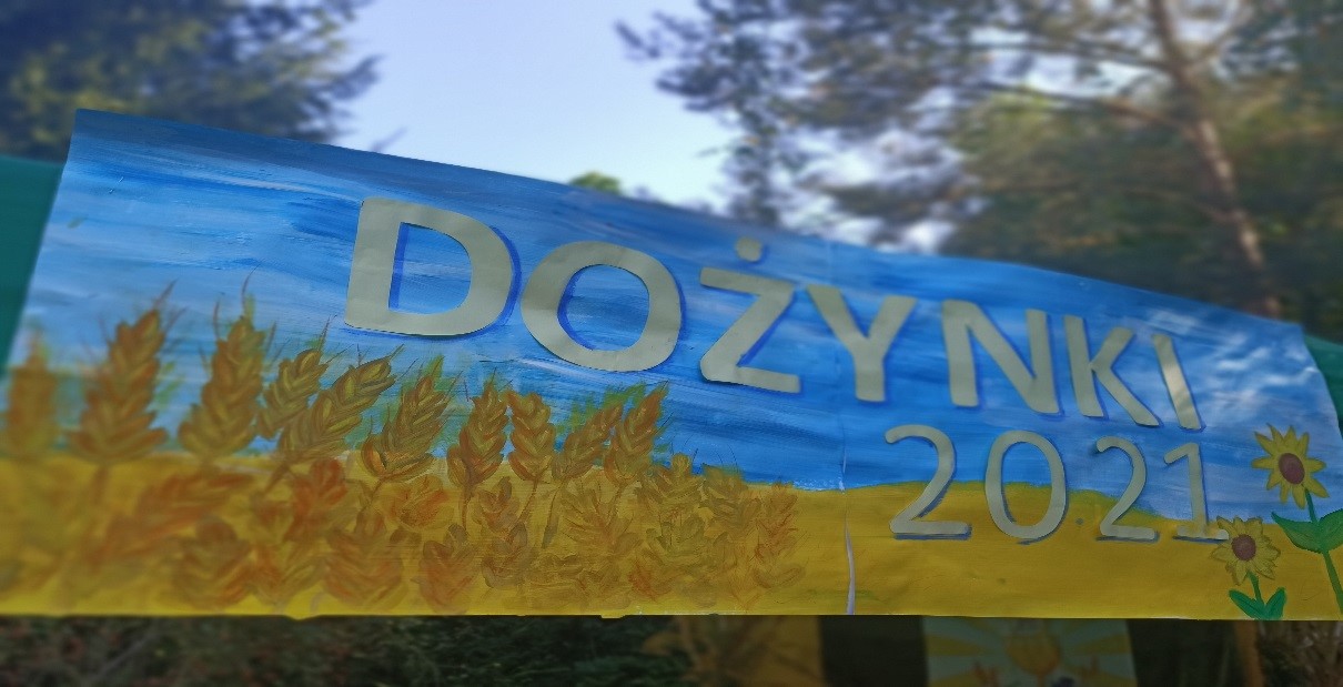 Na zdjęciu widzimy plakat z napisem Dożynki 2021 wykonany przez mieszkańców DPS Mączna w czasie zajęć plastycznych w terapii zajęciowej