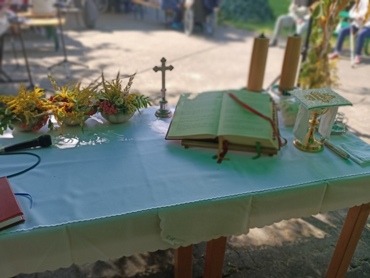 Na zdjęciu widzimy ołtarz, który znajduje się w ogrodzie Naszego Domu