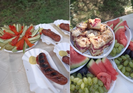  Na zdjęciach widać pieczone kiełbaski z grilla, ciasto i owoce.