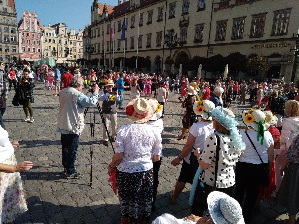 Na zdjęciu widać inaugurację i taniec w kręgu z okazji Dni Seniora na wrocławskim Rynku.
