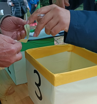 Na zdjęciu widać konkurencję - Losowanie pytań – kwadrat Fortuny