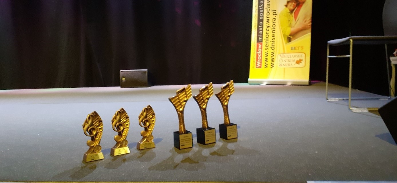 Na zdjęciu widać stojące statuetki dla laureatów